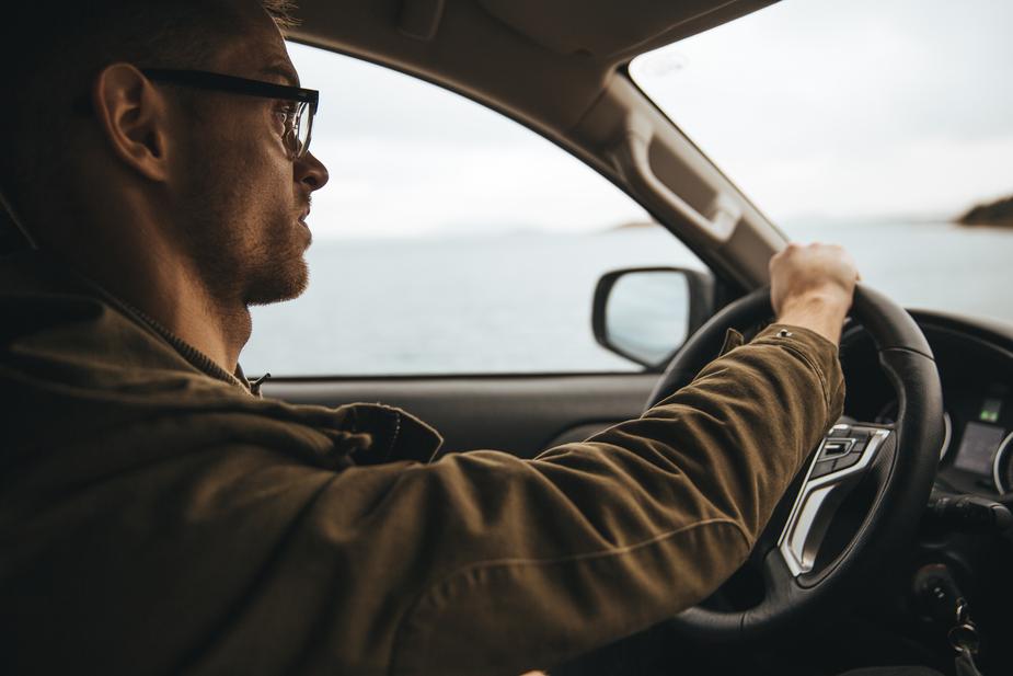 man-with-glasses-driving_925x