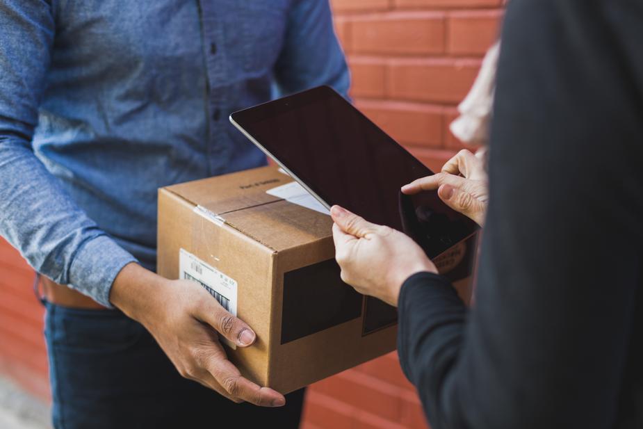 receiving-shipping-box-on-ipad_925x-min